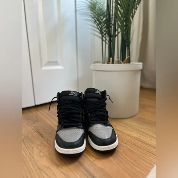 2018 Air Jordan 1 Retro OG ‘Shadow’ GS size 5.5 (wmn 7) - good condition